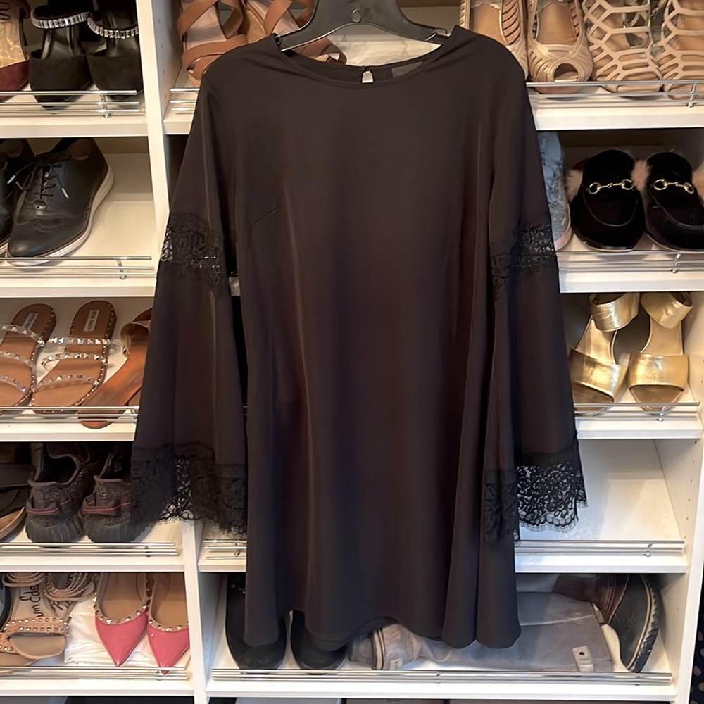 Black dress with lace bell detailed sleeves. Flows loosely & hits at knees Small